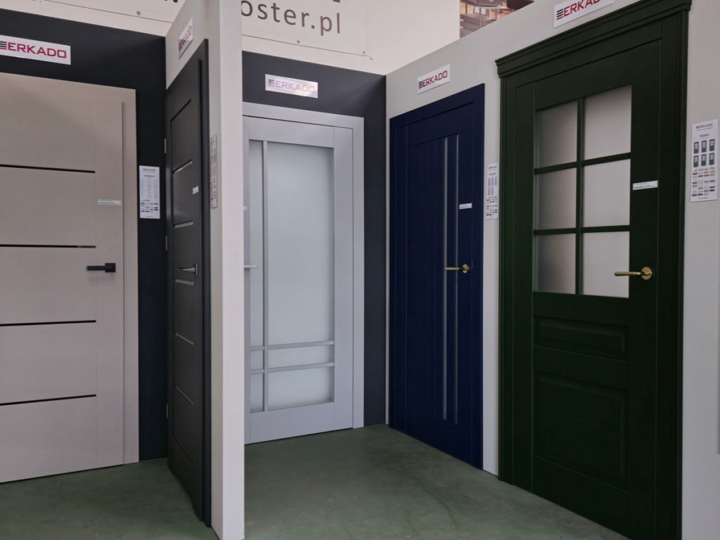 Trzy modele nowoczesnych drzwi wewnętrznych w różnych kolorach, ustawione w rzędzie.